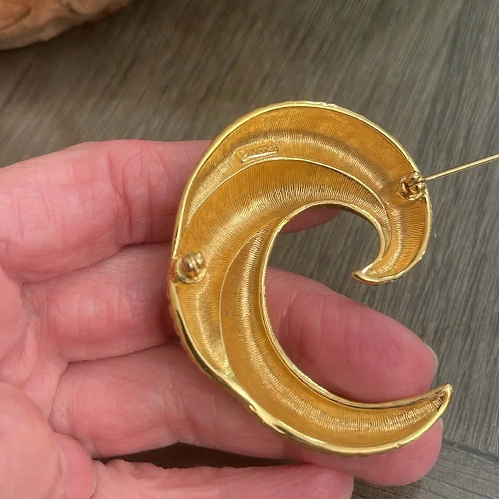 Vintage Monet Gold-tone Ribbed Swirl Brooch - Pin